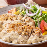 炭火焼きチキンのマスタードクリームソース　定食価格：1,320円（税込）