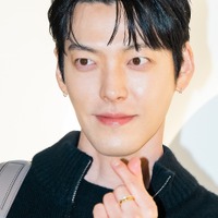 左手には輝く指輪が…？シン・ミナとの結婚発表後、初めて公式の場に姿を現したキム・ウビン【PHOTO】