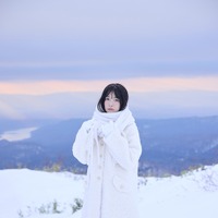 「鈴原希実 2026 カレンダーブック」（C)KADOKAWA