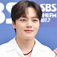 “丸刈り”姿も公開…子役出身の俳優ヨ・ジング、本日（15日）入隊！「より強く成熟して戻ってくる」