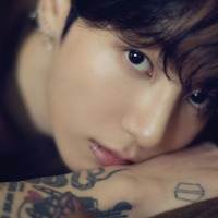 熱愛説も話題のBTS・JUNG KOOK、ファッション誌の表紙に　疑惑のカップルタトゥーは写らず【PHOTO】