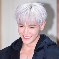 NCT・テヨン、除隊当日の“軍服SHOT”公開！晴れやかな笑顔にファン胸熱「おかえり」【PHOTO】