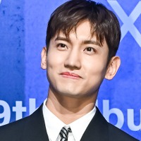 東方神起・チャンミン、“成功したオタク”に！端正なスーツ姿で憧れの選手の結婚式に参列【PHOTO】