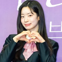 TWICE・ダヒョン、“超ミニ丈”ワンピで美脚全開！ドラマ『ラブ ミー』制作発表会に出席【PHOTO】