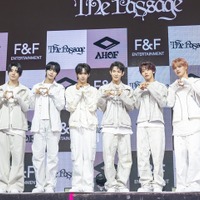 “怪物新人”と話題のAHOF、公式ペンライト販売決定！グループのアイデンティティを反映したデザインに