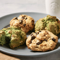 『チョコレートチャンクスコーン』＜テイクアウト＞ ¥275＜店内利用＞ ¥280『抹茶&ホワイトチョコスコーン』＜テイクアウト＞ ¥285　＜店内利用 ¥290