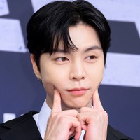 「理想のパパだ…」NCT・ジャニー、“消防士”に変身！子どもと触れ合う笑顔にキュン【PHOTO】