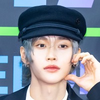 RIIZE・ウォンビン、アッシュグレーヘアにイメチェン！スーツ姿で際立つ非現実的な美しさ【PHOTO】