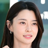 「理想のお姉さん！」『梨泰院クラス』での超絶美貌が日本でも話題に、34歳女優の肌見せニット姿【PHOTO】