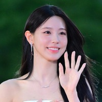 “ほぼ紐ドレス”で話題を集めたミヨン、背中全開バックレス衣装で大胆肌見せ「息できない」【PHOTO】