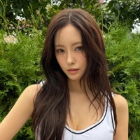 華奢なのにボリューム感もある…元Jリーガーと交際したヒョミン、ミニワンピ姿でしゃがみSHOT【PHOTO】