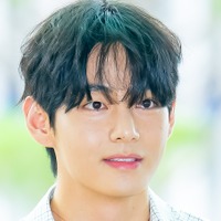 BTS・Vの誕生日サポートが“規格外”！事務所周辺が祝福ムード一色に…巨大ツリー＆ラッピングバスまで登場