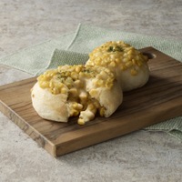 【イルマットーネアルル】「こぼれとうきびパン コンポタ～美瑛コーン“スイートキッス”と北海道2種のチーズ～」594円(1個) 《各日数量限定》