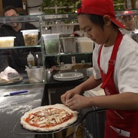 ピザの本場イタリア・ナポリで修行する成本豊穂くん（C）フジテレビ