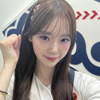 ゆるめの胸元にドキッ…元アイドルの日本人チア、大胆なミニスカサンタコスでファン悩殺【PHOTO】