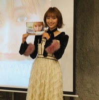 浅川梨奈【写真：竹内みちまろ】