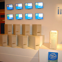 8台のサーバ（写真左）をデュアルコアXeonプロセッサ×2搭載の1台のコンピュータ（写真右）に統合