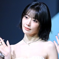 LE SSERAFIM・宮脇咲良、胸の線が強調された真っ赤衣装に惚れ惚れ！アメリカで開放的に【PHOTO】