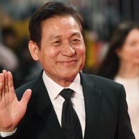 大物スターたちが別れを惜しみ、政府は勲章を…韓国の国民俳優アン・ソンギを哀悼