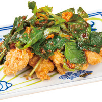 麻辣ソースで食べる、びんちょう鮪の唐揚げ（税込 319円）