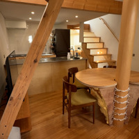 ダイニングの中央には構造上必要な大きな柱が©MBS