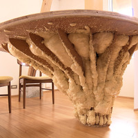 発泡ウレタンを吹き付けて補強している“キモカワ”なダイニングテーブル©MBS