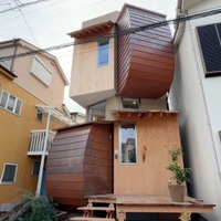 キモカワだけどクセになる！建築家の夫が叶えた“狭小なのに遊び心満載”の家『住人十色』 画像