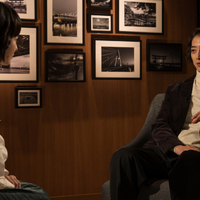 左から）林田理沙アナウンサー・角野隼斗（C）NHK