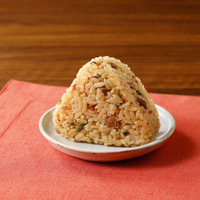 「らーめんや天金監修　正油ラーメンおにぎり」216円（税込）