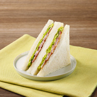 「函館カール・レイモンのベーコンレタスサンド」322円（税込）