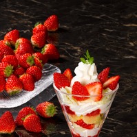 いちごの“パフェ”から“パイ・ア・ラ・モード”まで！ロイヤルホスト、国産イチゴが堪能できるデザートを15日より販売 画像