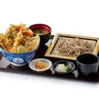 早春海老天丼（小）藪そばサービスセット（みそ汁付）サービスセット価格　1,400円（税込）