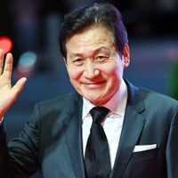 『イカゲーム』俳優ら韓国スターが参列し追悼…“国民俳優”アン・ソンギさん、最後の別れ