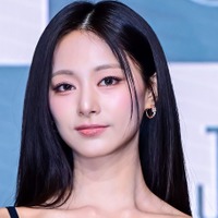 TWICE・ツウィ、“大胆インナー見せ”ファッションで視線強奪！「息できない」「スタイル良すぎ」【PHOTO】