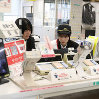 運行管理者の業務体験をする丹生明里【撮影／平木昌宏】