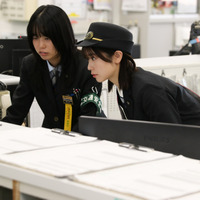 運行管理者の業務体験をする丹生明里【撮影／平木昌宏】