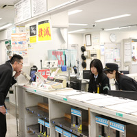 運行管理者の業務体験をする丹生明里【撮影／平木昌宏】