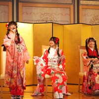 「わたち」と噛んだ河村を見上げる倉島(衣装協力・株式会社清水屋)　撮影／山田