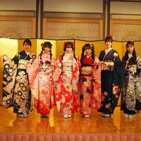 左から福原心春、河村優愛、倉島杏実、大村杏、桒原椿、雲井紗菜(衣装協力・株式会社清水屋)　撮影／山田