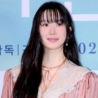 “ほぼ全部見えてる”衣装で話題に！ムン・ガヨン、深スリットのタイトドレスで太もも全開に【PHOTO】