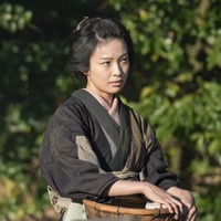 吉野イセ役／芋生悠（C）NHK