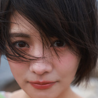 『松永有紗 卓上Calendar 2026.04-2027.03』(C)KADOKAWA／撮影：中山雅文