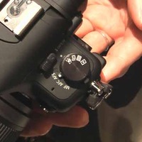 　パナソニックが9日に発表したムービー一眼「LUMIX DMC-G2」。マイクロフォーサーズ規格の小型デジタル一眼カメラで、3型タッチパネル液晶を搭載。直感的なタッチ操作で女性ユーザーの拡大を見込む。