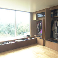 ６層目のリビングは、ベンチの中、壁一面もすべて大容量の収納スペース©MBS