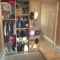 壁一面に大容量の収納スペースを備える広々とした玄関©MBS