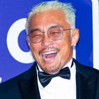 東京の5億円豪邸が話題となった秋山成勲、バッグから次々“高級アイテム”が登場！「本物のダイヤ？」