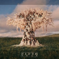 櫻坂46、メンバー全員が白ワンピ姿で桜の木を表現！「5th YEAR ANNIVERSARY LIVE」キービジュアル公開 画像