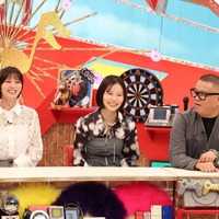 左から）岡崎紗絵、朝日奈央、長谷川忍（シソンヌ）（C）フジテレビ
