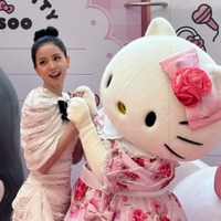 「大胆美脚がまぶしい」BLACKPINK・ジス、ハローキティとコラボ！ 愛らしいキャラクターにも負けない美貌【PHOTO】