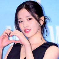 IVE・ユジン、海辺のスイムウェア姿に視線釘付け！「やばい」「アロハ美女」と反響【PHOTO】